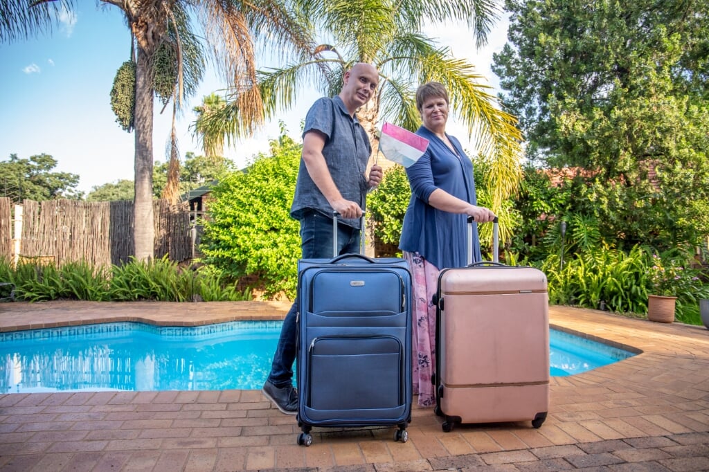 Gerben en Mieke Grooten pakken in Pretoria bij 35 graden Celsius hun koffers alvast om te verkassen naar Nederland. Foto: eigen foto