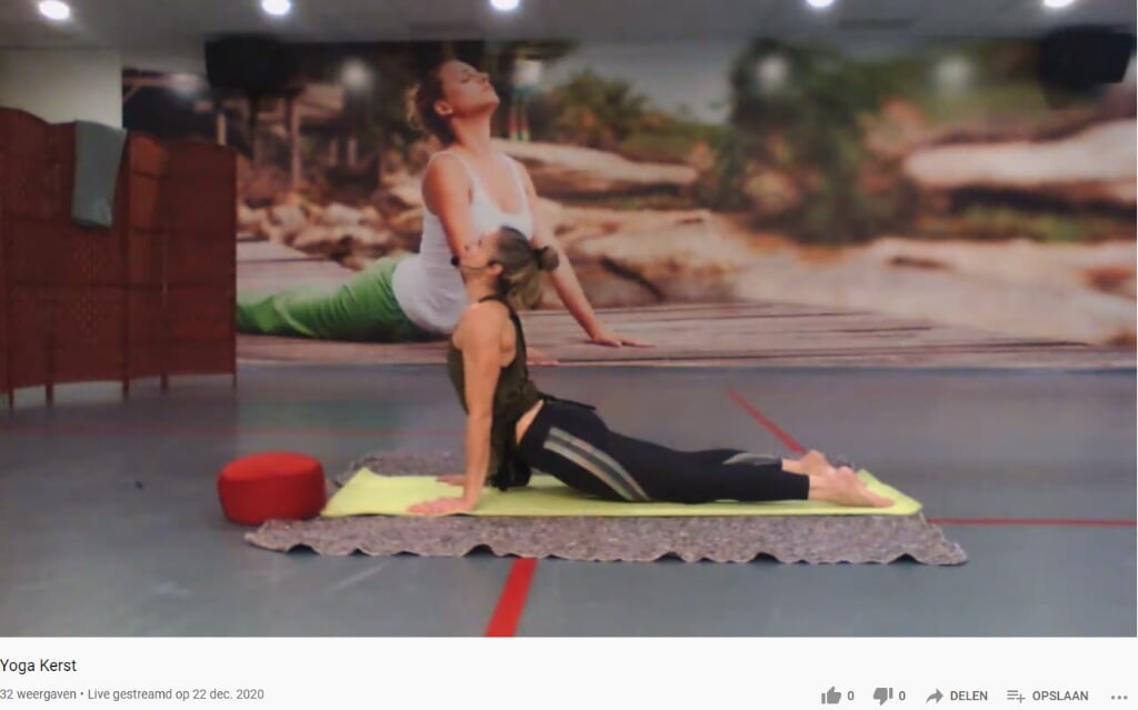 Een screenshot van een onlineles yoga op YouTubekanaal Indoor Sport Vorden