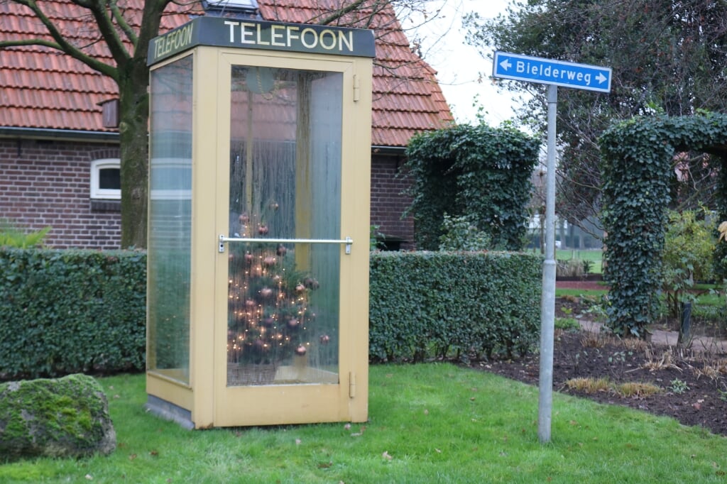 De telefooncel met een kerstboom. Foto: Arjen Dieperink