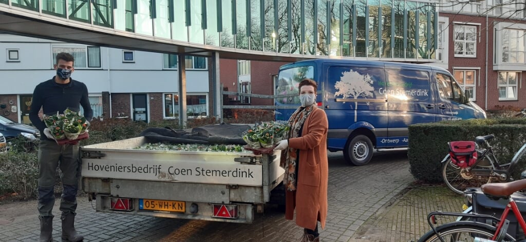 Hoveniersbedrijf Coen Stemerdink levert samen de AFM-vrijwilliger Louise planten af bij Dr Jenny in Dinxperlo. Foto: PR