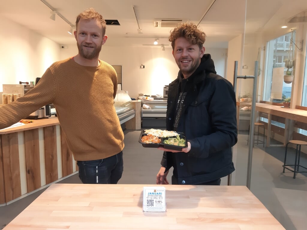 Thomas en David Loef in de nieuwe vestiging van BioToko in Deventer. Tot voor kort was het in biologische Indonesische gerechten gespecialiseerde horecabedrijf alleen in Zutphen te vinden. 