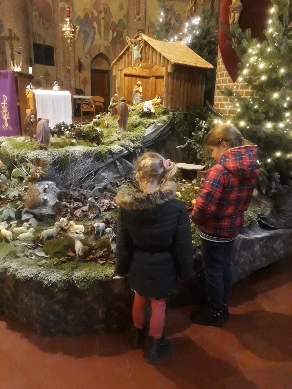 Kinderen bekijken de kerststal in de kerk van Keijenborg. Foto: Ciska Gerritsen 