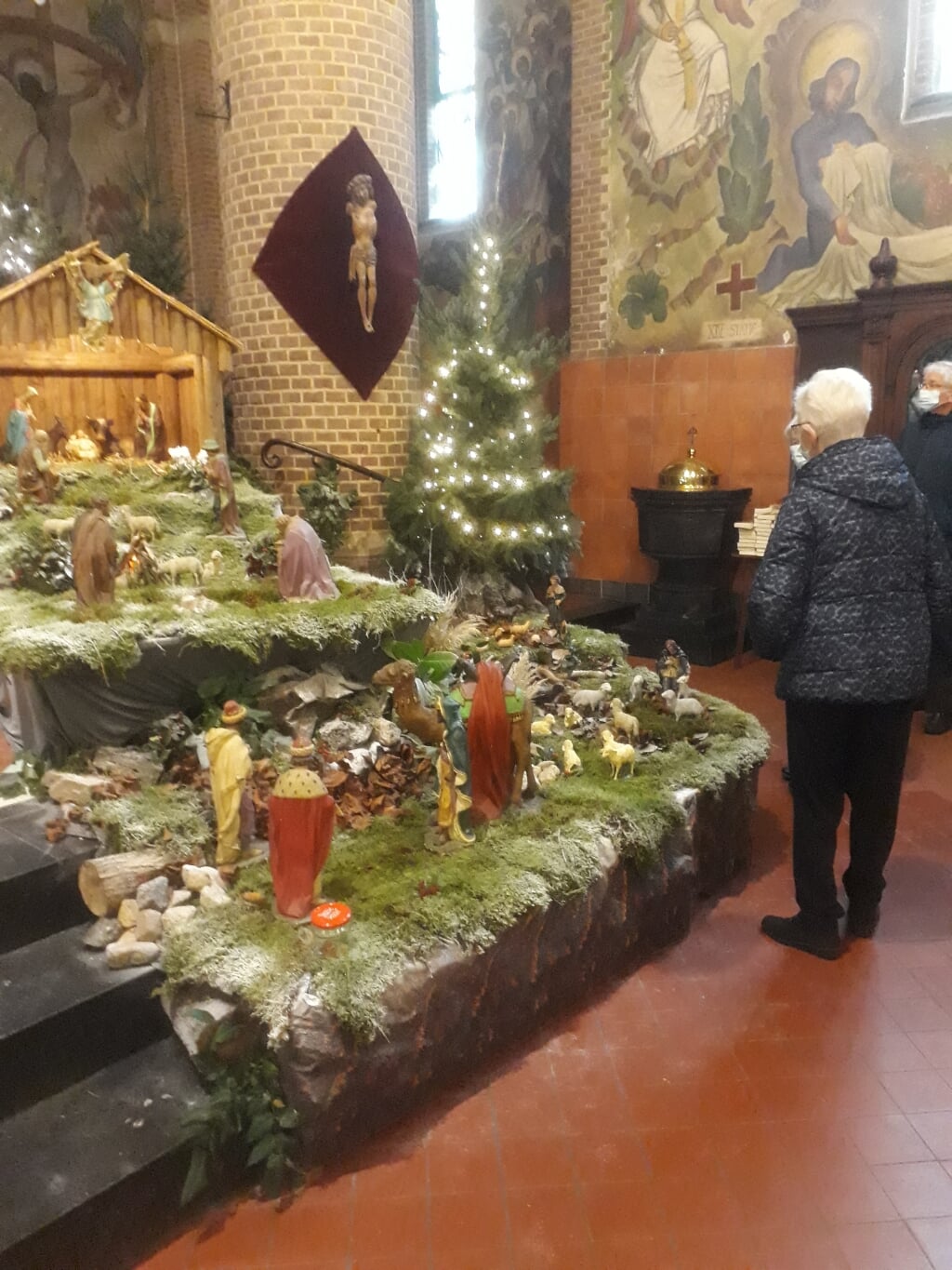 Belangstelling voor de kerststal in de kerk van Keijenborg. Foto: Ciska Gerritsen