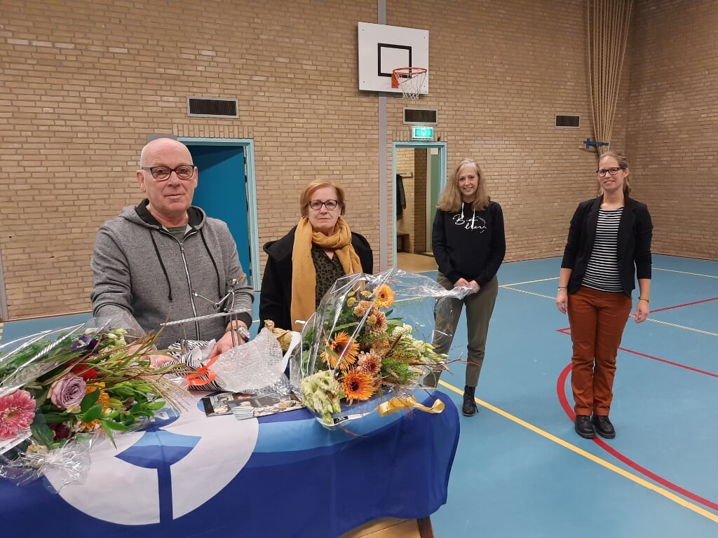 Jubilaris Jos te Koppel met naast hem zijn echtgenote en Ingrid van Dijk en Anne Konings van het bestuur van Rap en Snel. 