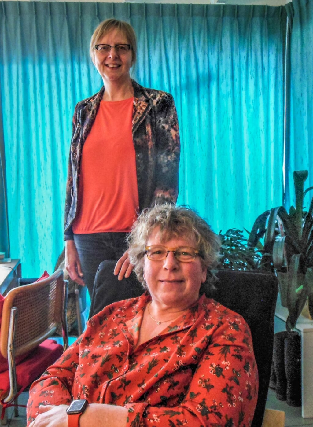 Liesbeth Hilderink (staand) en Esther Feenstra onderstrepen het belang van meer inbreng door patiënten en hun naasten. Het Achterhoekse project MijnBlik helpt daarbij een handje. Foto: Eric Klop