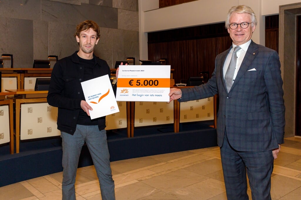 Rick Mellink krijgt uit handen van Commissaris van de Koning, John Berends, een cheque van 5.000 euro uitgereikt. Foto: Rob Kleering van Beerenbergh (Provincie Gelderland/Grafimedia)