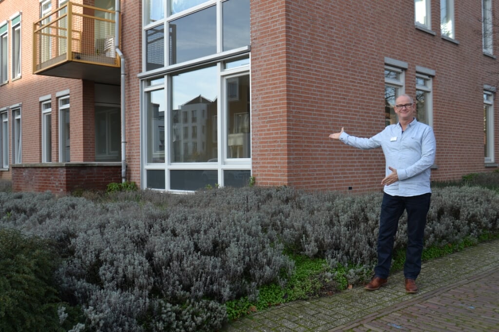 Wooncoach Jos Boersma bij een van de leegstaande appartementen in De Kattenberg. Foto Karin Stronks