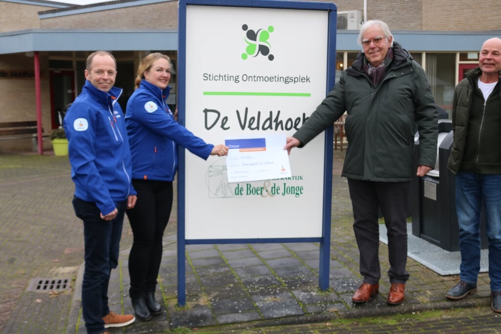 De cheque wordt door Erik Schiphorst en Marieke van de Kolk overhandigd aan Jan Los en Tonny Groot Koerkamp  (v.l.n.r.).  Foto: Arjen Dieperink