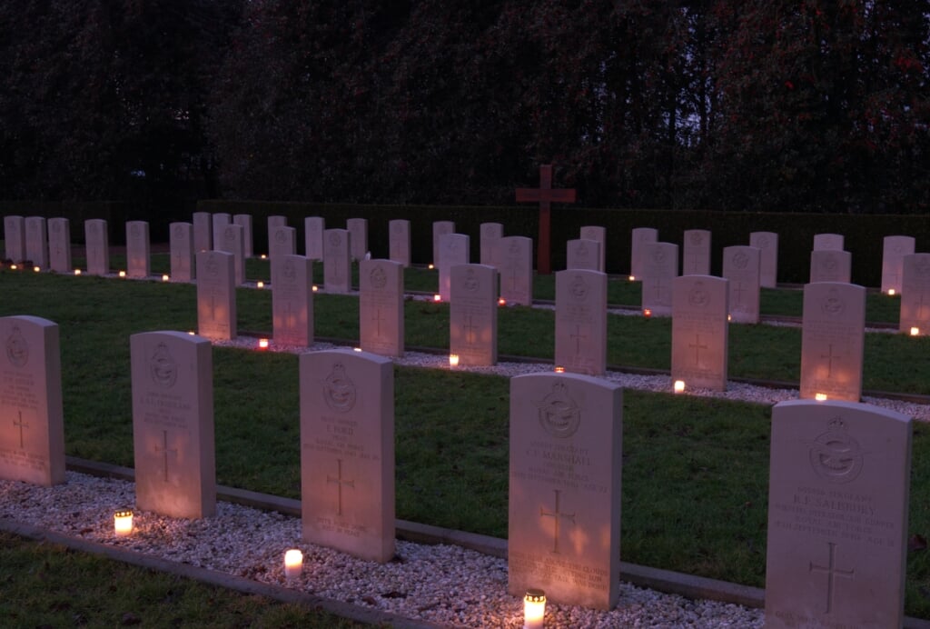 Bij alle oorlogsgraven op de Algemene Begraafplaats brandden op kerstavond lichtjes. Foto: PR