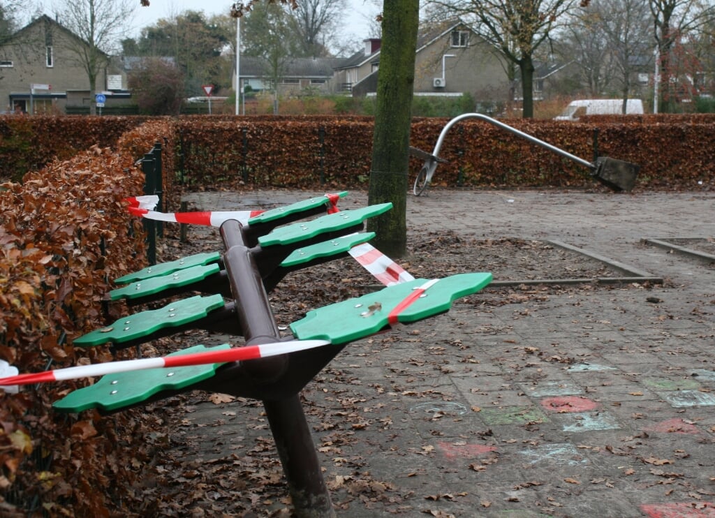 Evenwichtsbalk van oud basisschool Regenboog naar schoolplein De Leeuw. Foto: Jos Betting