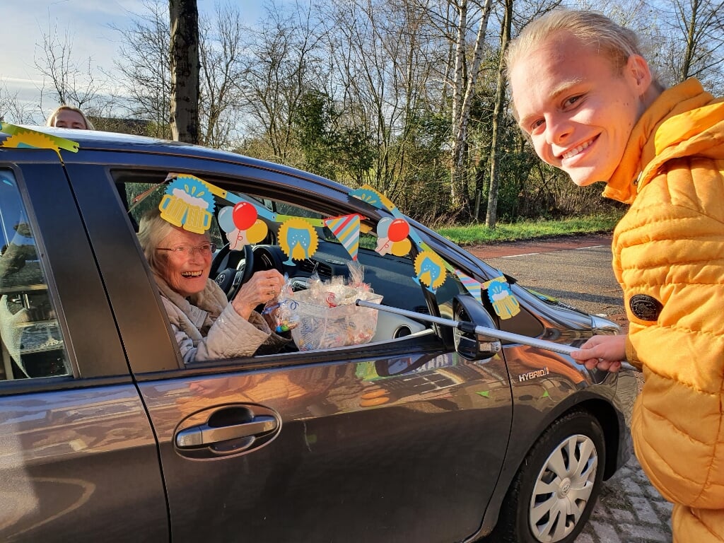 Stijns oma kon door de drive by haar kleinzoon toch in levende lijve feliciteren met zijn achttiende verjaardag. Foto: Alice Rouwhorst