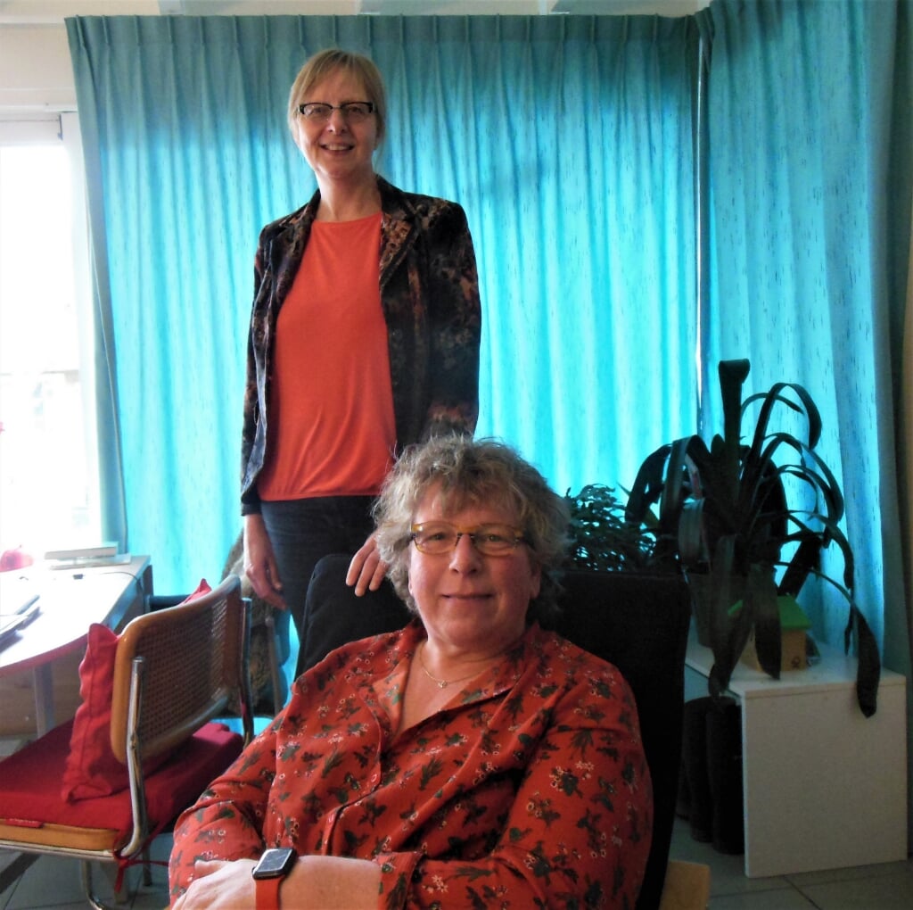 Liesbeth Hilderink (staand) en Esther Feenstra onderstrepen het belang van meer inbreng door patiënten en hun naasten. Het Achterhoekse project MijnBlik helpt daarbij een handje. Foto: Eric Klop