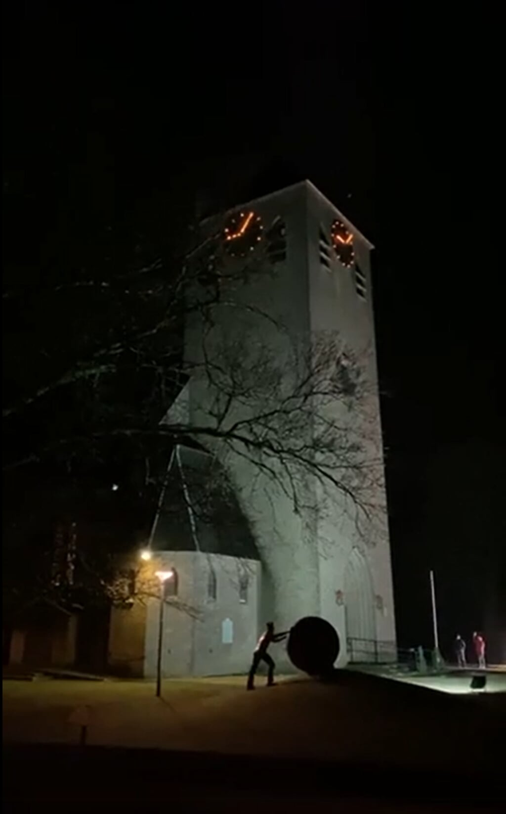 De toren van de kerk in Keijenborg waar kerstliederen klonken tijdens Kerstavond. Foto: screenshot