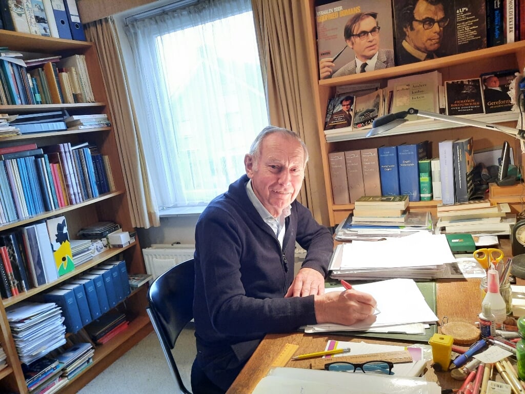 Harry Broshuis in zijn werkkamer. Foto: Kyra Broshuis/archief Achterhoek Nieuws