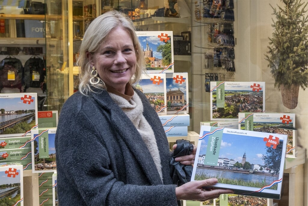 Woensdagochtend kreeg burgemeester Vermeulen de eerste puzzel van Zutphen uitgereikt van Pieter Keuzekamp. Foto: PR
