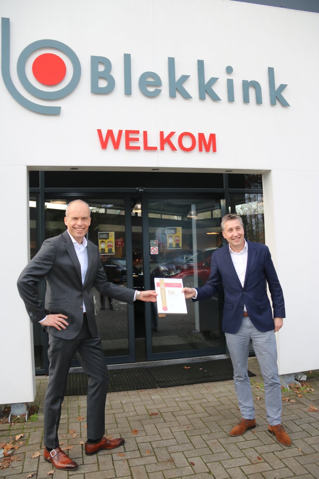 Gerben Blekkink (links) ontvangt het certificaat van Geert Brummelhuis. Foto: PR