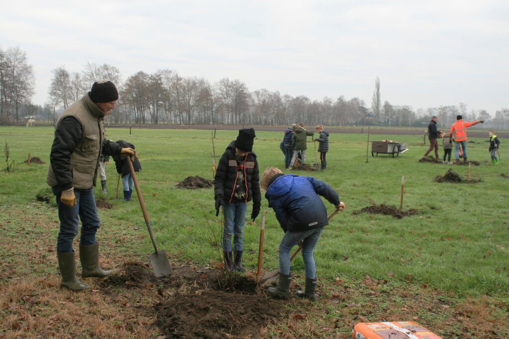 Leerlingen Canisiusschool planten boompjes in voedselbos 't Niklaos. Foto: Jos Betting 