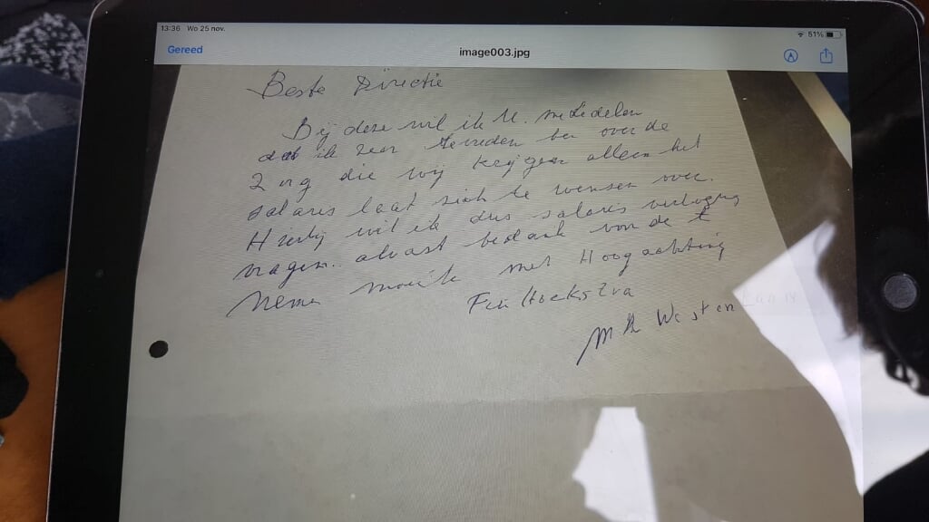 Mevrouw Hoekstra-Wolterink schrijft de directie van de Antoniushove een brief waarin ze om salarisverhoging van de medewerkers verzoekt. Foto: eigen foto