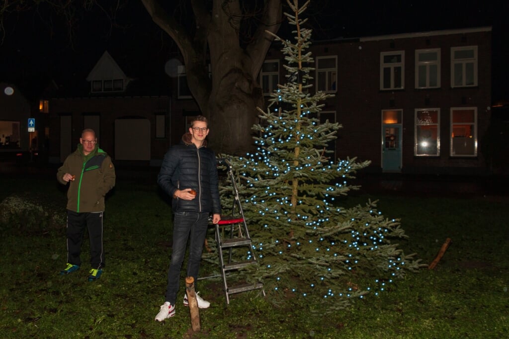 Wethouder Mathijs ten Broeke bij de boom, nadat hij de lichtjes heeft aangedaan. Foto: Henk Derksen
