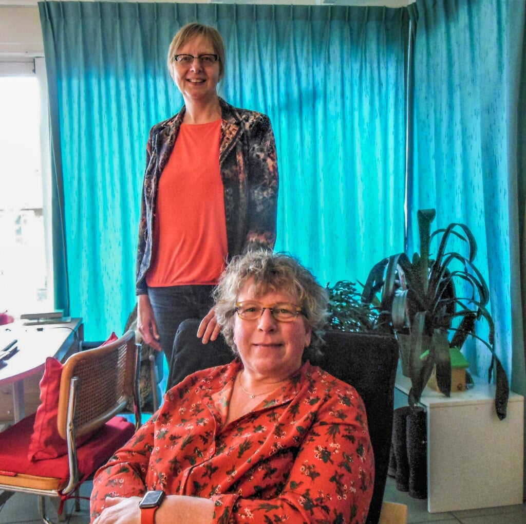 Liesbeth Hilderink (staand) en Esther Feenstra onderstrepen het belang van meer inbreng door patiënten en hun naasten. Het Achterhoekse project MijnBlik helpt daarbij een handje. Foto: Eric Klop