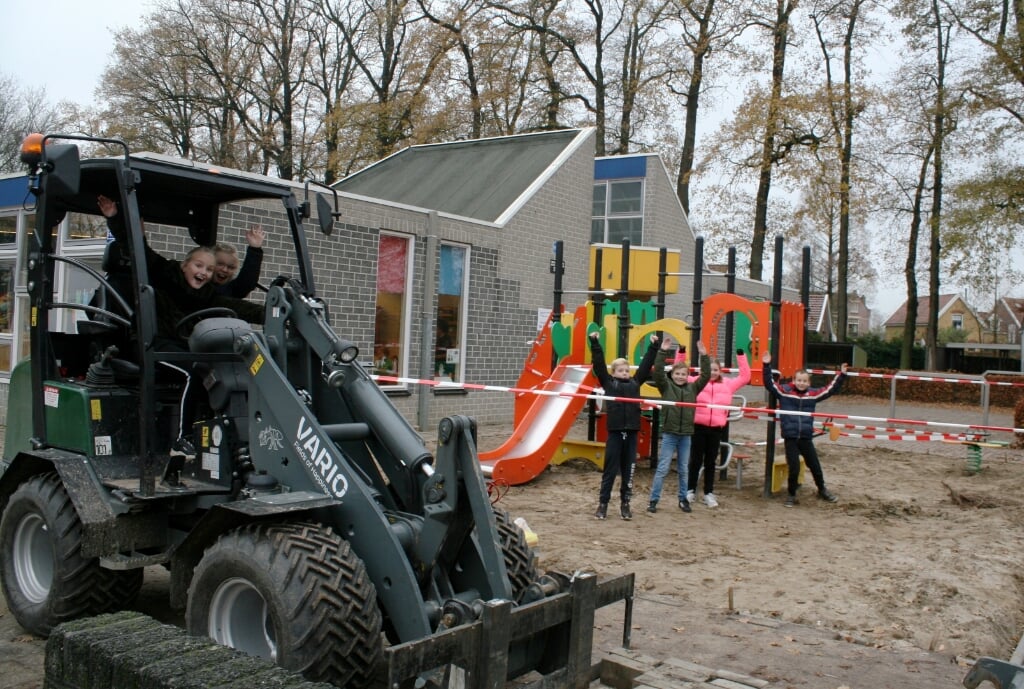 vlnr. Mila, Zoë, Milan, Noud, Sara en Stan zijn blij met speeltoestellen op plein De Leeuw. Foto: Jos Betting