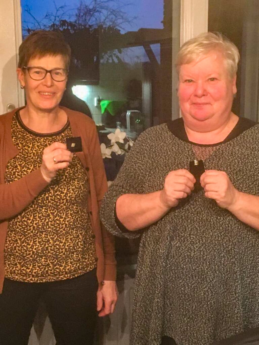 Greet Grob (rechts) en Rita Hilhorst kregen het zilveren insigne van De Zonnebloem. Foto: PR  