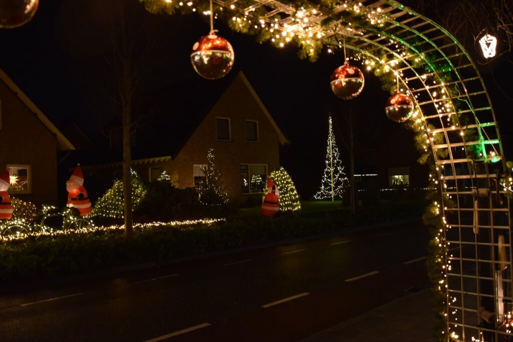 Halseweg in Zelhem is tweede geworden in de wedstrijd 'mooiste verlichte kerststraat van Nederland. Foto: Phil Strijthagen-Haarlink