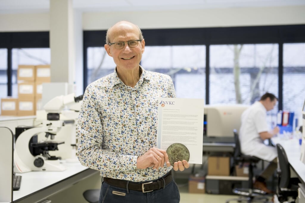 Henk Adriaansen, laboratoriumarts Gelre ziekenhuizen met zijn Noyons penning. Foto: Medische Fotografie Gelre ziekenhuizen