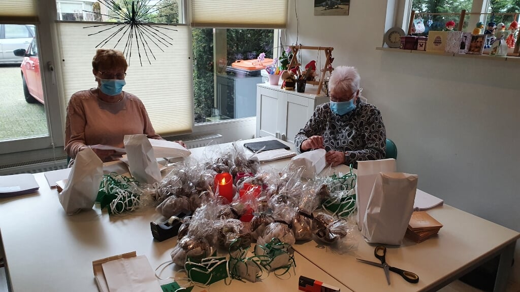 De dames zijn druk met het inpakken van de kerstattenties. Foto: Willy Brandhorst