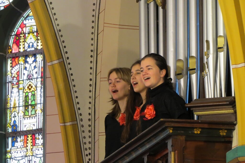 De tegenstem zingen vanaf het koor in de Sint-Walburgiskerk in Netterden. Foto: Josée Gruwel