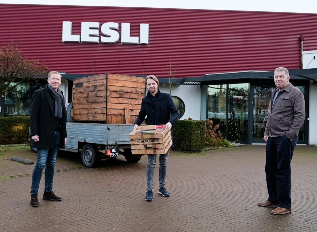 Jasper Groeneveld  van Lesli heeft zojuist een verrassingskist ontvangen van Erik Schuurmans (l) en Marcel Eekelder (r) van de IKGL. Foto: PR