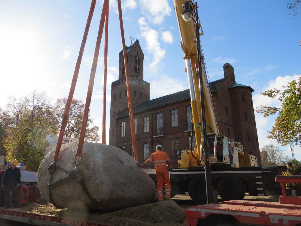 De grote steen ligt op een oplegger en kan naar de nieuwe plek gebracht worden. Foto Bernhard Harfsterkamp