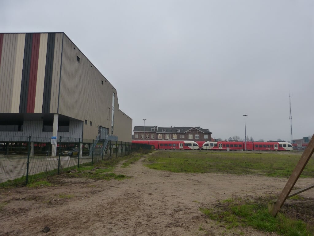 Woon-zorgcomplex naast sporthal en tegenover station. Foto: Bernhard Harfsterkamp