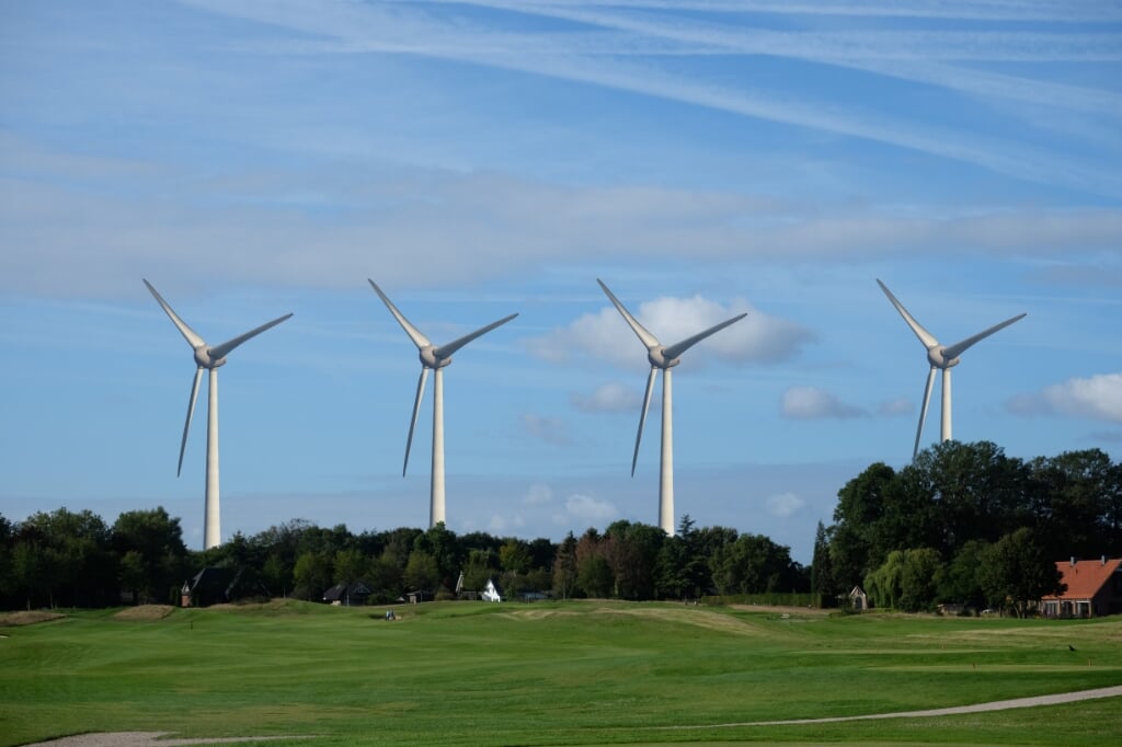 Een indruk van hoe hoog de windturbines zullen zijn (gezien vanaf de golfbaan). Foto: bewoner Hoog-Keppel