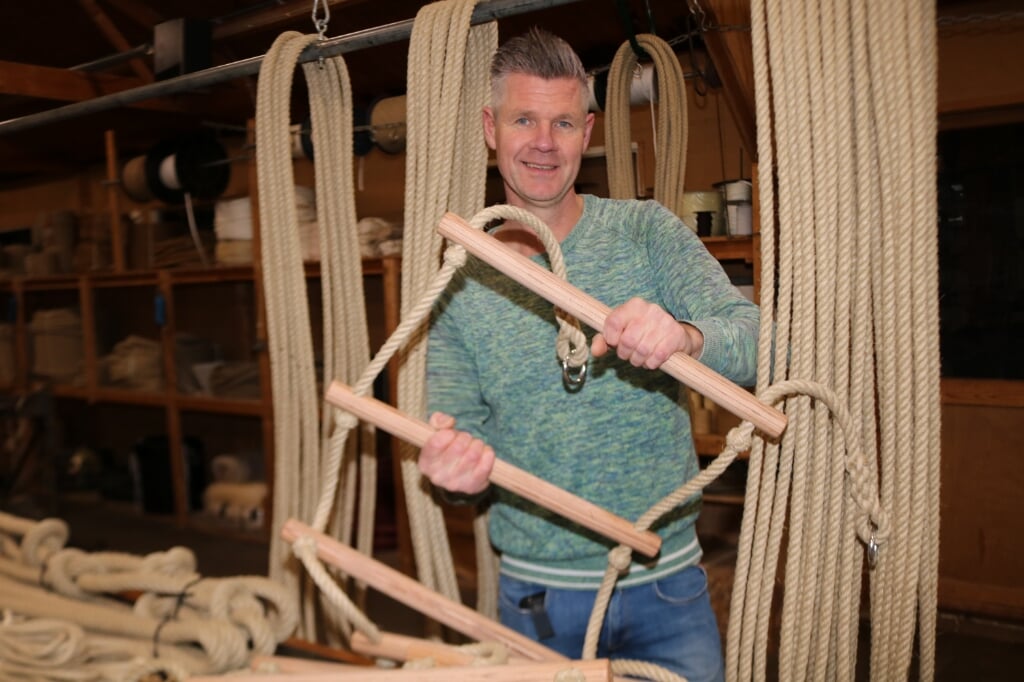 Albert Steenbergen in zijn touwslagerij. Foto: Arjen Dieperink