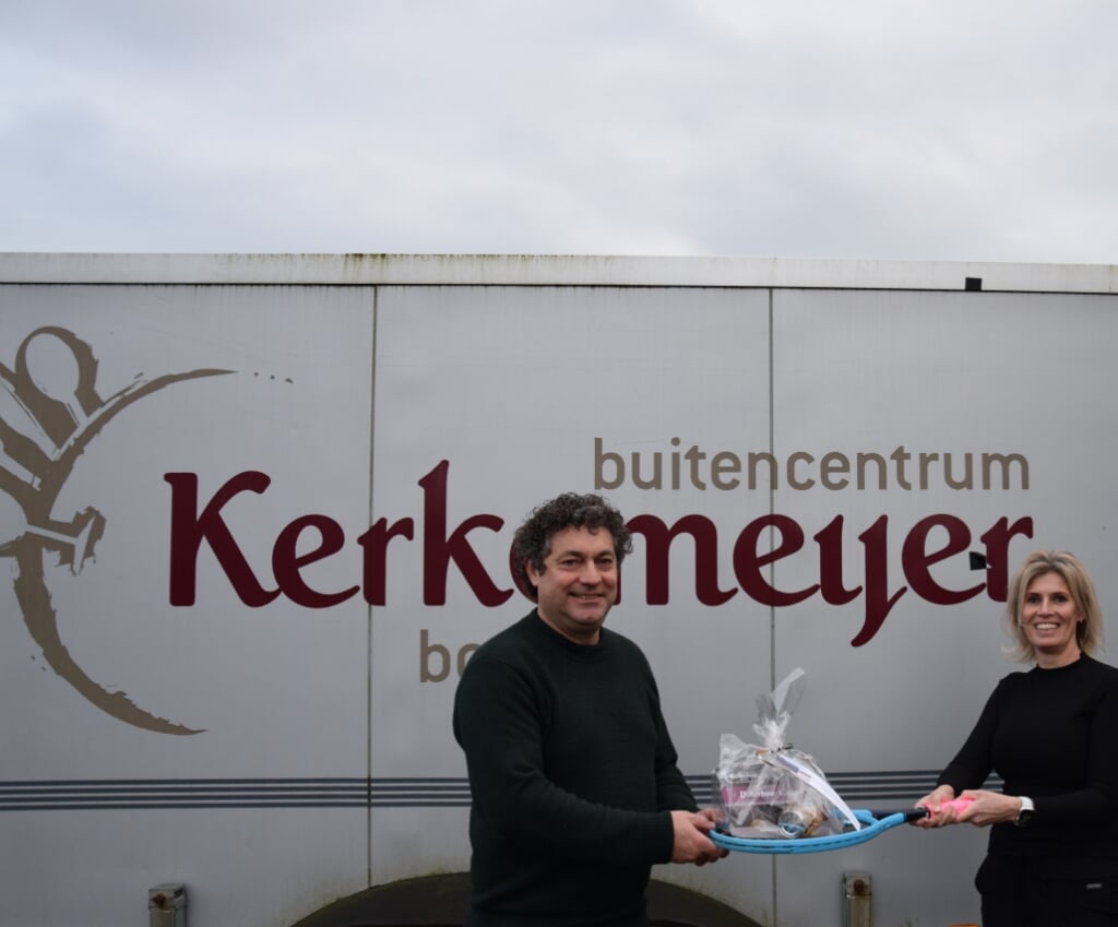 Dianne Klein Gebbink serveert het eerste lekker lokaal cadeau aan Bert Ribbers van Buitencentrum Kerkemeijer. Foto: Ronald Fleissner