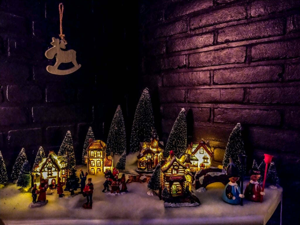 Ook bij Wim Polman binnen is het volop kerst, compleet met kerstdorpje. Foto: Liesbeth Spaansen