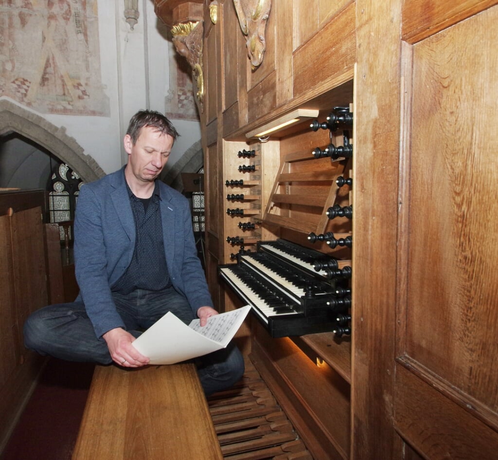 Harry van Wijk bij het orgel in de Oude Helenakerk op de Markt. Foto: PR