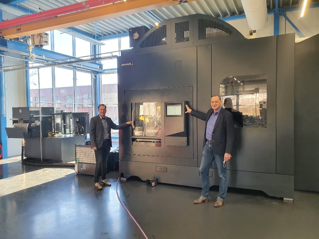 Andy Leemrijse (l) en Koen Mentink bij de nieuwste freesmachine in de lichte productiehal van Hittech Bihca. Foto: PR