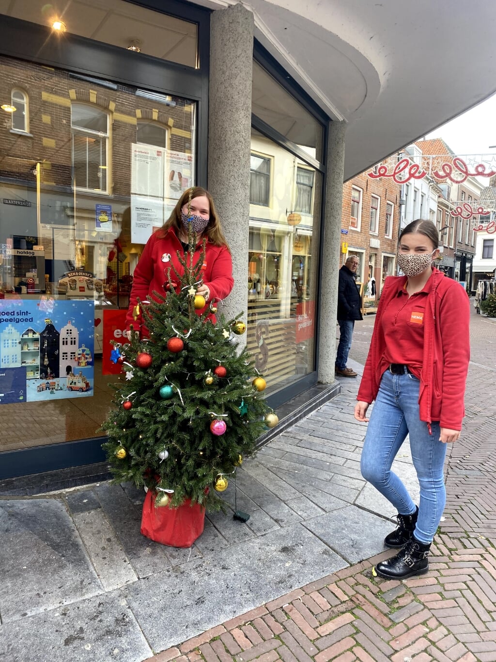Om Zutphen in kerstsfeer te brengen zijn honderden bomen gezet. Foto: PR