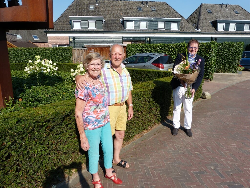 Henk te Bokkel met zijn vrouw en wethouder Tannemaat bij het tuintje. Foto Bernhard Harfsterkamp
