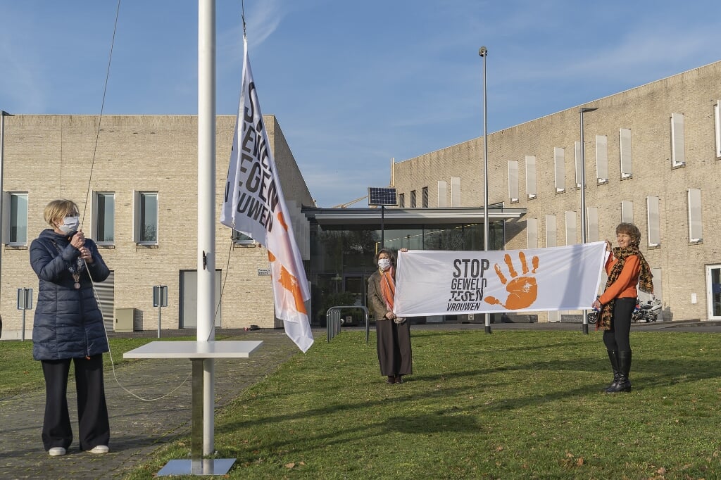 Burgemeester Besselink hijst de ‘stop geweld tegen vrouwen’-vlag bij het gemeentehuis van Bronckhorst. Foto: F.C. Meijer