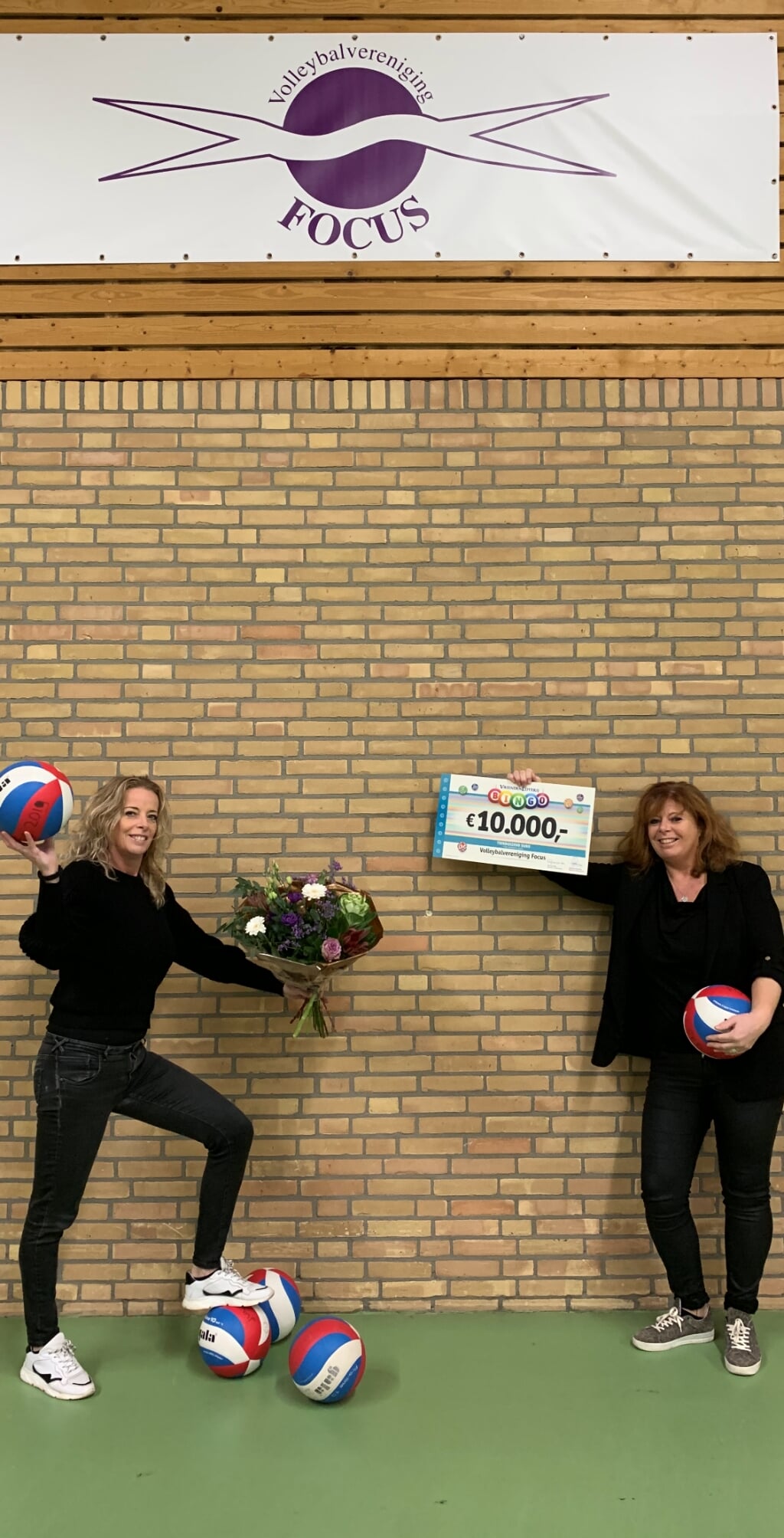 Chantal Sesink (l) en Melanie Bremer met de cheque die volleybalvereniging Focus ontving van de VriendenLoterij. Foto: Bo Harmsen