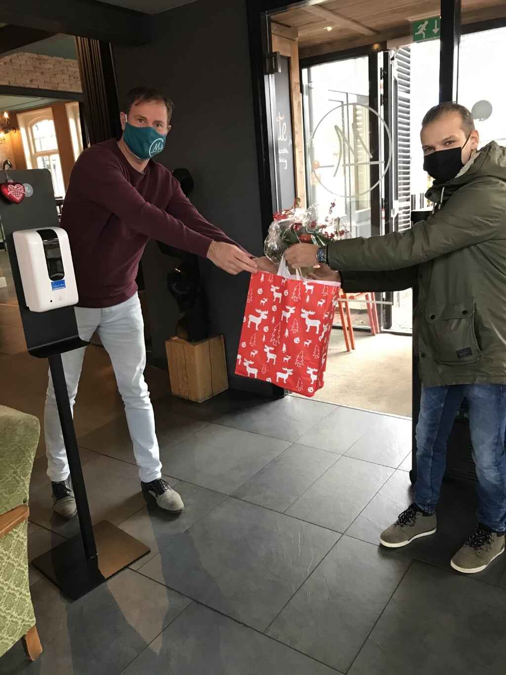 René van het Meestershuis neemt het kerstpakket in ontvangst. Foto: PR