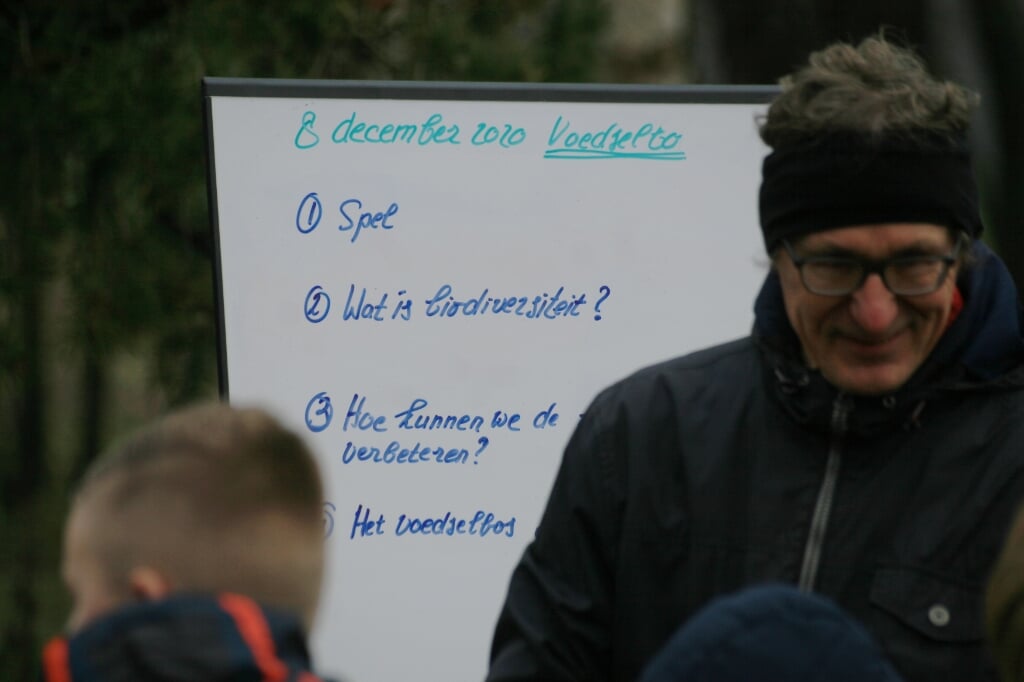 André te Brake vertelt de leerlingen over het voedselbos. Foto: Jos Betting 