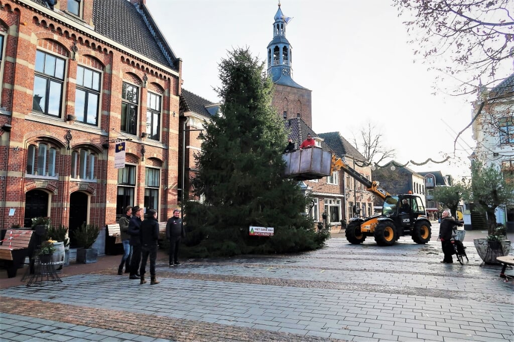 De jaarlijkse UTO-kerstboom wordt het achtste achtereenvolgende jaar geplaatst op de Markt in Groenlo. Foto: Theo Huijskes