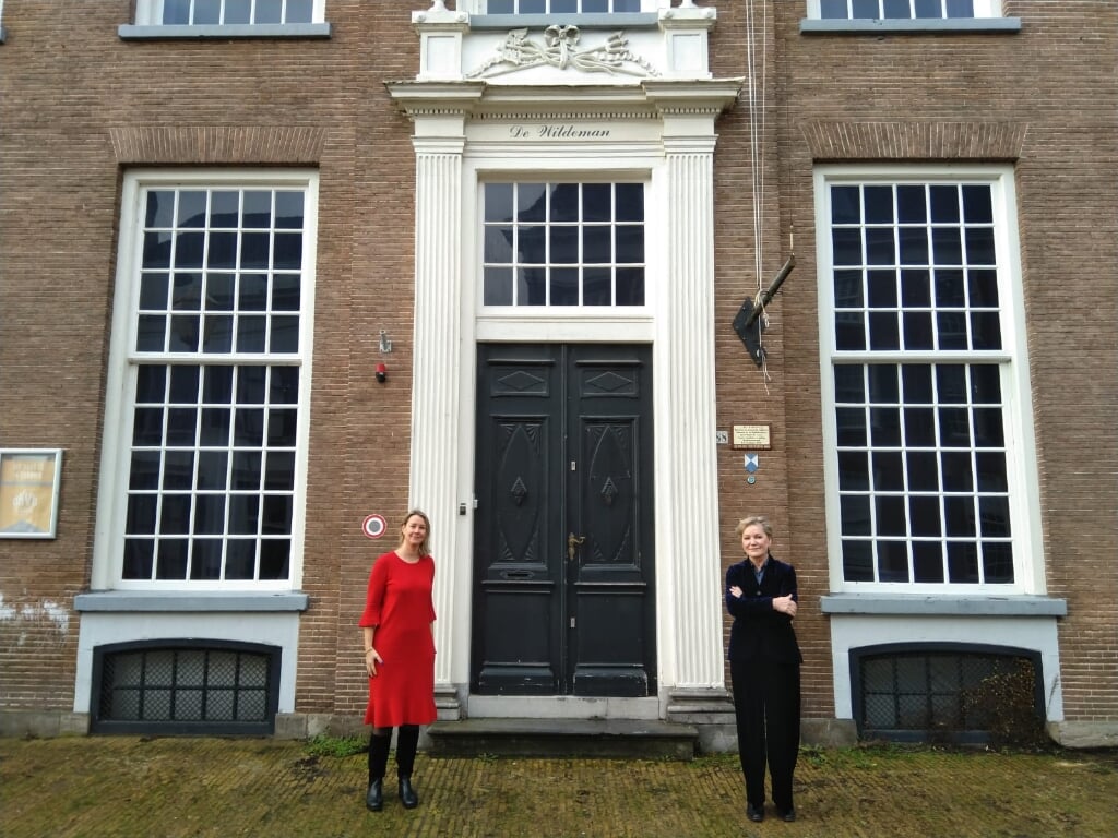 Wethouder Laura Werger en voorzitter Wijnhuisfonds Nel Viersen bij Huis de Wildeman in Zutphen. Foto: gemeente Zutphen/Nick Paterson 