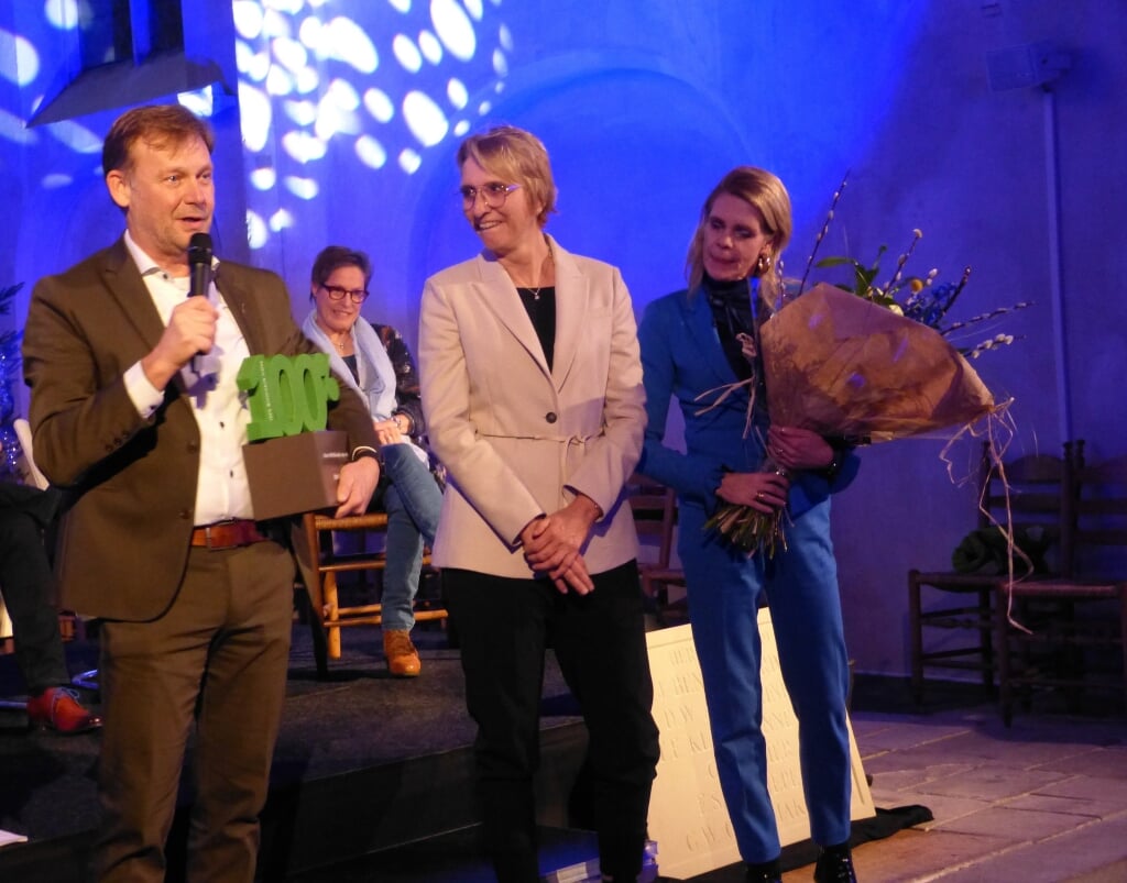 Gerrit Hesselink heeft de trofee van Marlies Joldersma gekregen. Foto Bernhard Harfsterkamp