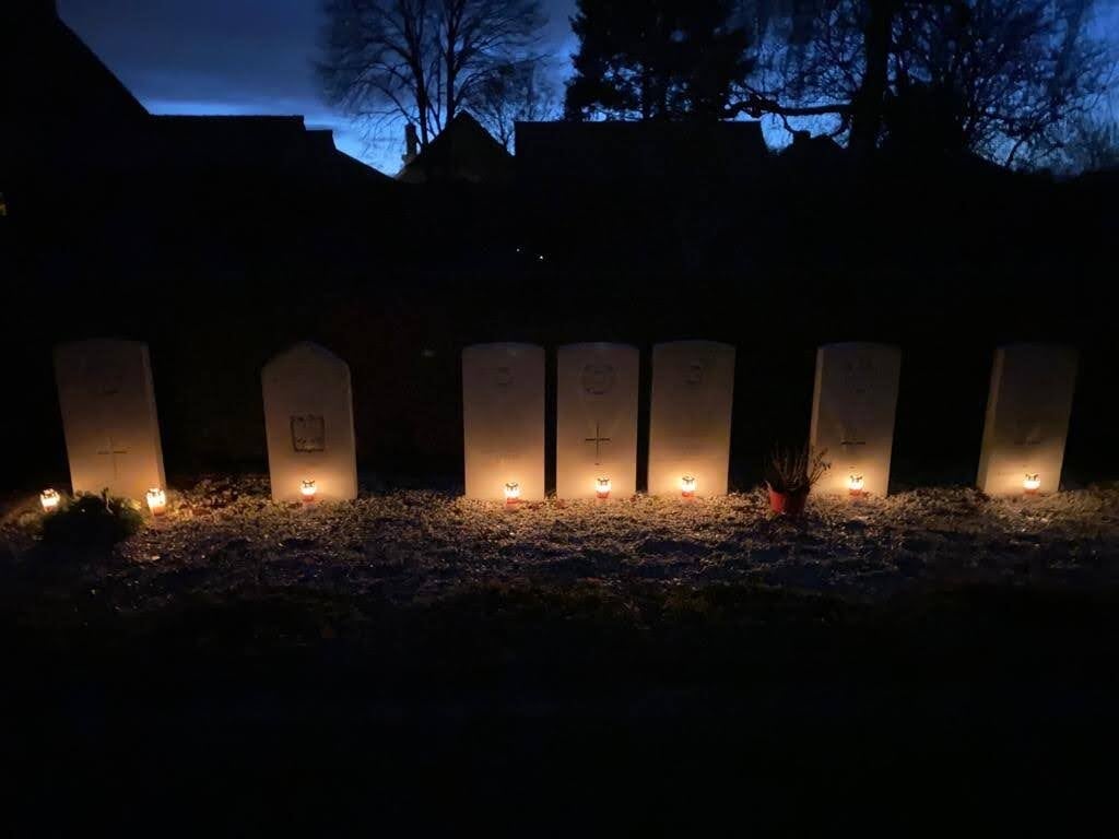 Kaarsen bij de graven op de begraafplaats in Steenderen. Foto: PR