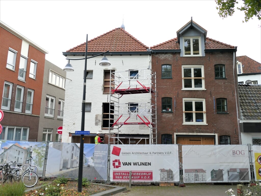 Twee middeleeuwse pakhuizen worden omgebouwd tot tien nieuwe jongerenstudio's. Foto: Berthil van den Brink